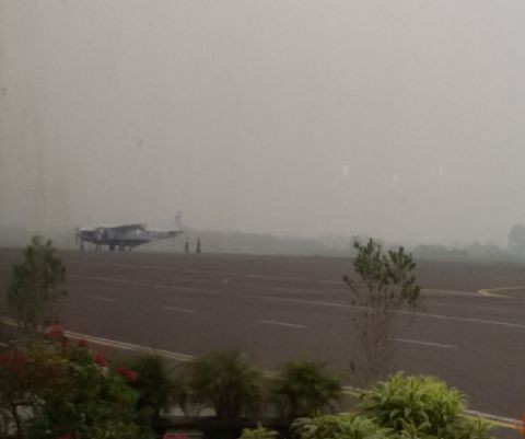 Kabut asap di )andara STS Jambi Rabu pagi (19/8). Sejumlah pesawat delay
